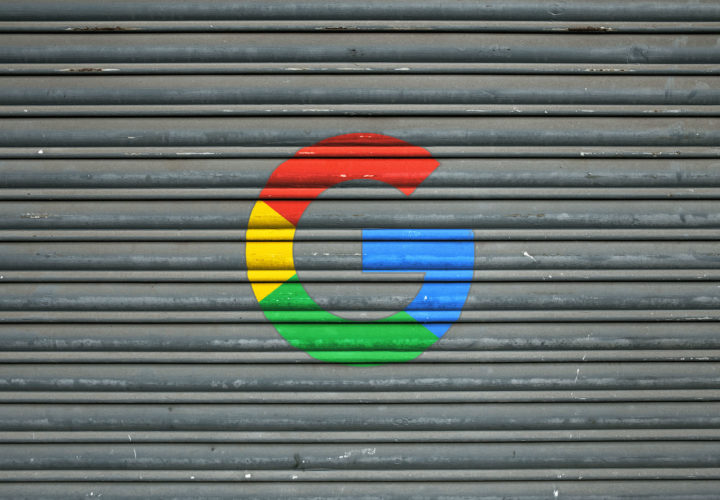 Persiana abaixada amb el logo de Google representant co tancar un negoci temporalment